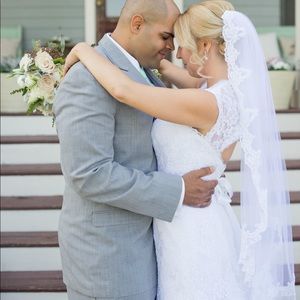 Scalloped lace wedding veil